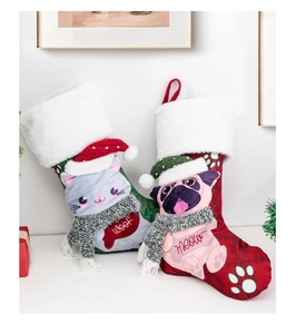 Detailansicht von Weihnachtsstrümpfen mit süßen Hunde- und Katzendesigns und Schlaufen