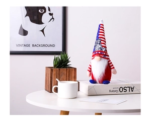 Vista dettagliata di uno gnomo patriottico per il Giorno dell'Indipendenza con Statua Libertà