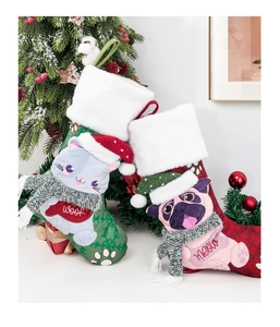 Detailsicht auf rote und grüne Weihnachtsstrümpfe mit Mops- und Katzenstickerei