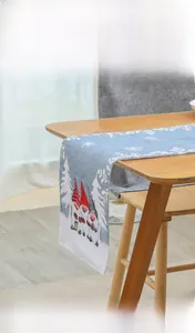 Vue détaillée d'un chemin de table de Noël bleu avec flocons et motifs de gnomes