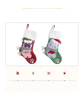Detailaufnahme von Plüsch-Weihnachtsstrumpf mit 3D-Mops, Strickschal und Schneeflocken-Mustern