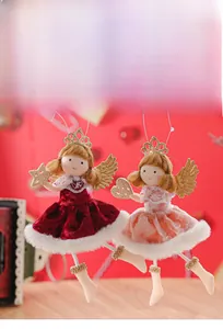 Nahaufnahme von Kronenengel-Mädchen-Plüschhängern in Rot und Rosa für den Weihnachtsbaum