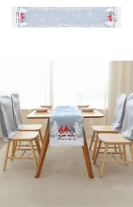 Chemin de table de Noël bleu clair avec des gnomes festifs et un motif de flocons de neige