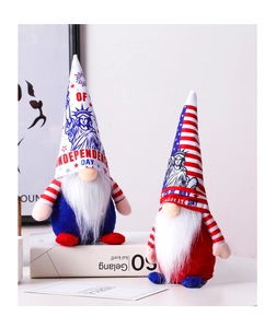 Dettaglio dello gnomo di peluche del Giorno dell'Indipendenza con stelle e strisce rosso bianco blu