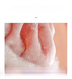 Detail der rosa-weißen Plüschstoff-Textur für den Kronen-Engel-Mädchen Weihnachtsanhänger