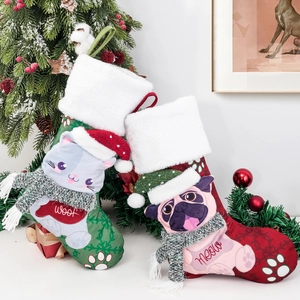 Weihnachtsstrümpfe mit Hund und Katze, Plüschbesatz und gestricktem Schaldetail