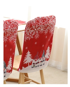Detail der roten Weihnachts-Stuhlhusse mit Schneeflocken und Gnomen für festliche Deko