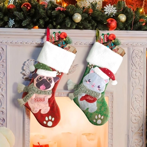 Weihnachtsstrümpfe-Set mit Mops und Katze am Kamin mit festlicher Feiertagsdekoration