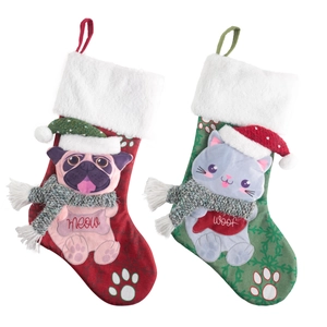 Weihnachtssocken-Set mit Mops- und Kätzchenmotiven und weißem Kunstfellbesatz als Deko