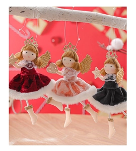 Detailsicht von Plüsch-Weihnachtsengelpuppen mit Goldkronen und Flügeln am Weihnachtsbaum
