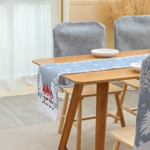 Ensemble chemin de table de Noël avec motif de gnome bleu et housses de chaise assorties