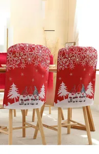Detailansicht festlicher roter Weihnachtsstuhlhussen mit weißen Schneeflocken und Zwergen