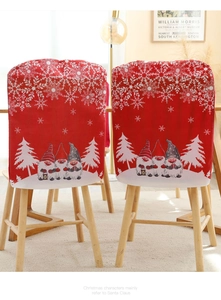 Detail der roten Weihnachts-Stuhlhusse mit Schneeflocken und festlichem Gnom-Druckmotiv