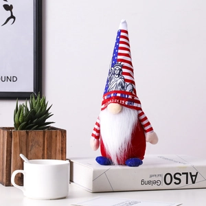 Gnomo patriottico per l'Indipendenza con motivo Statua della Libertà sulla tavola