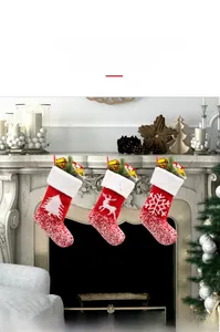 Dettaglio di un set di tre calze di Natale lavorate a maglia con renne e motivi a fiocco
