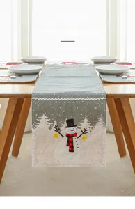 Weihnachts-Tischläufer aus Leinen mit Schneemann- und Schneeflockenmotiven und Tischsets