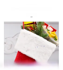 Dettaglio della calza di Natale in maglia con bordo in ecopelliccia bianca e regali