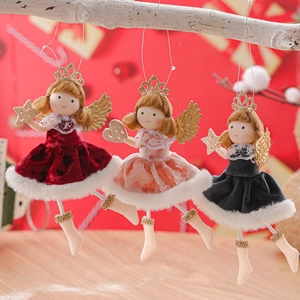 Drei Weihnachtsengel-Anhänger aus Samt mit goldenen Kronen an einem Birkenzweig hängend