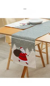 Detail von Weihnachts-Tischläufer mit Schneemann und Nikolaus auf einem Holztisch