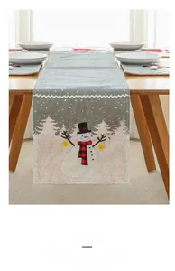 Detailaufnahme von Weihnachtstischläufer mit Schneemannmotiv und weißer Wellenspitze