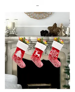 Set di tre calze di Natale in maglia con motivi di renna, albero e fiocco di neve