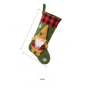 Detalle de calcetín navideño verde con gnomo, borde de cuadros y motivos de copos de nieve