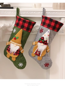 Detalle de calcetines navideños con gnomos, ribete de cuadros rojos y bordado de copos