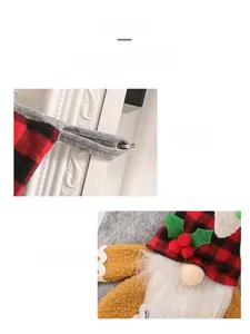 Detalle de calcetín navideño con cuadros rojos y negros y decoración de gnomo de felpa 3D