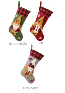 Tres bolsas de regalo gnomo de Navidad en verde rojo y gris con cuadros escoceses