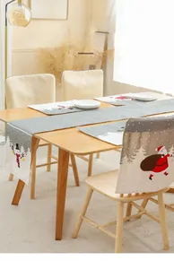 Détail d'un ensemble de sets de table de Noël avec motifs Père Noël et bonhomme de neige