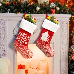 Set di 2 calze natalizie in maglia con motivi a fiocco di neve e albero sul camino bianco