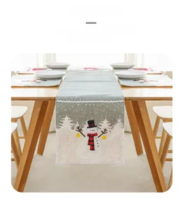 Détail du chemin de table de Noël avec applique bonhomme de neige sur tissu gris chiné