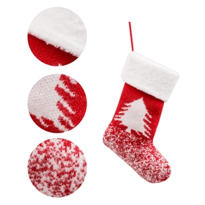 Calza di Natale in maglia con bordo in finta pelliccia bianca e motivo ad albero