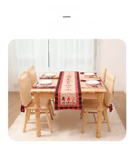 Chemin de table de Noël avec sets de table assortis, motifs de lutins et carreaux rouges