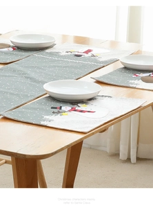 Chemin de table et sets de table gris avec motifs de Père Noël et bonhomme de neige