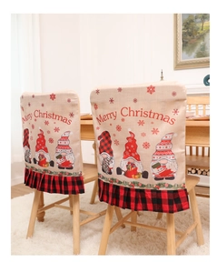 Détail de housses de chaise Merry Christmas avec motifs de gnomes et bordure à carreaux