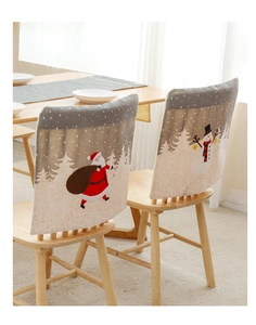Détail de housses de chaise de Noël en lin avec motifs de Père Noël et bonhomme de neige