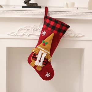 Calcetín navideño de gnomo con cuadros rojos para decoración de chimenea festiva