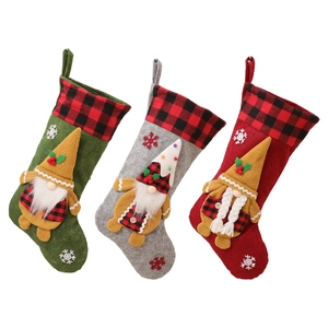 Juego de tres calcetines de Navidad de punto con peluche de gnomo en verde, rojo y gris