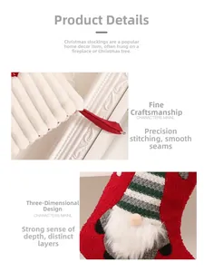 Dettaglio calza di Natale con bordo in peluche bianco, maglia rossa e motivo Babbo Natale