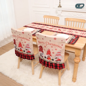 Chemin de table de Noël et housses de chaise avec gnomes et carreaux rouges pour décoration