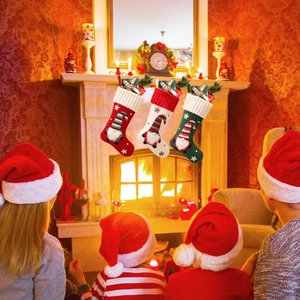 Set di tre calze natalizie in maglia con figure di gnomi e decorazioni regalo di Natale