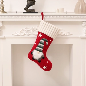 Calza natalizia festiva con bambola gnomo 3D e bordo in peluche bianco appesa al caminetto
