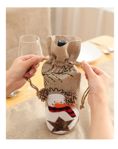 Detail der Weihnachts-Weinflaschenhülle aus Sackleinen mit Schneemann-Stickerei und JOY