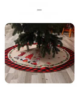 Détail du tapis de sapin de Noël en toile avec bordure à carreaux et motifs de gnomes