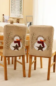 Détail de housses de chaise de Noël en lin avec broderie bonhomme de neige et étoile JOY