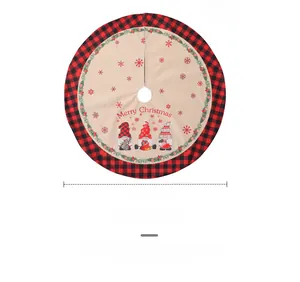 Détail du tapis de sapin de Noël 120cm avec motifs gnomes et bordures à carreaux rouges