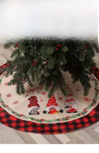 Détail du tapis de sapin de Noël avec gnomes, texte Merry Christmas et bordure à carreaux