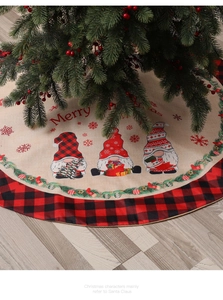 Détail de la jupe de sapin de Noël en toile avec bordure à carreaux et motifs de gnomes