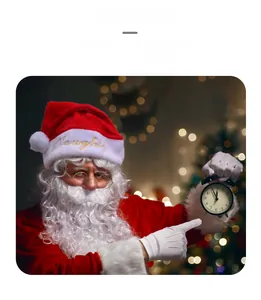 Dettaglio del ricamo dorato Naughty sul bordo di peluche bianco del cappello di Babbo Natale